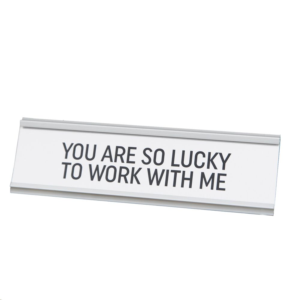 Placuta cu mesaj Lucky to Work with Me, Harvey Makin, alba