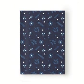 Caiet tip Agenda Heartwork cu muchie cusuta, Elemente florale fundal albastru inchis, Latime 140 mm x Inaltime 200 mm Caiet tip Agenda Heartwork cu muchie cusuta, Elemente florale fundal albastru inchis, Latime 140 mm x Inaltime 200 mm