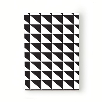 Caiet tip Agenda Heartwork cu muchie cusuta, Geometric triunghiuri alb negru, Latime 140 mm x Inaltime 200 mm Caiet tip Agenda Heartwork cu muchie cusuta, Geometric triunghiuri alb negru, Latime 140 mm x Inaltime 200 mm