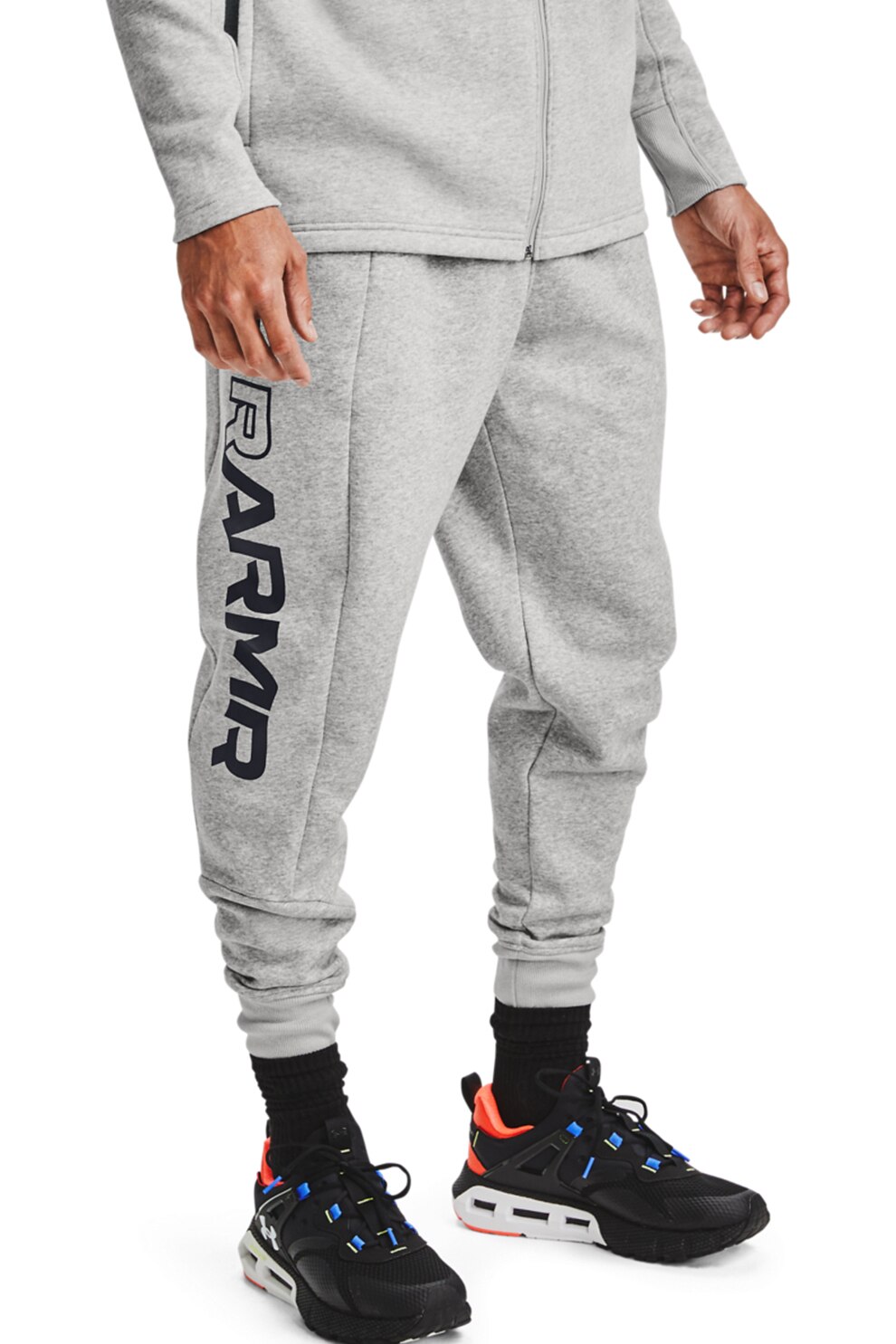 Under Armour, Pantaloni din fleece cu imprimeu logo, pentru baschet Baseline, Gri deschis melange