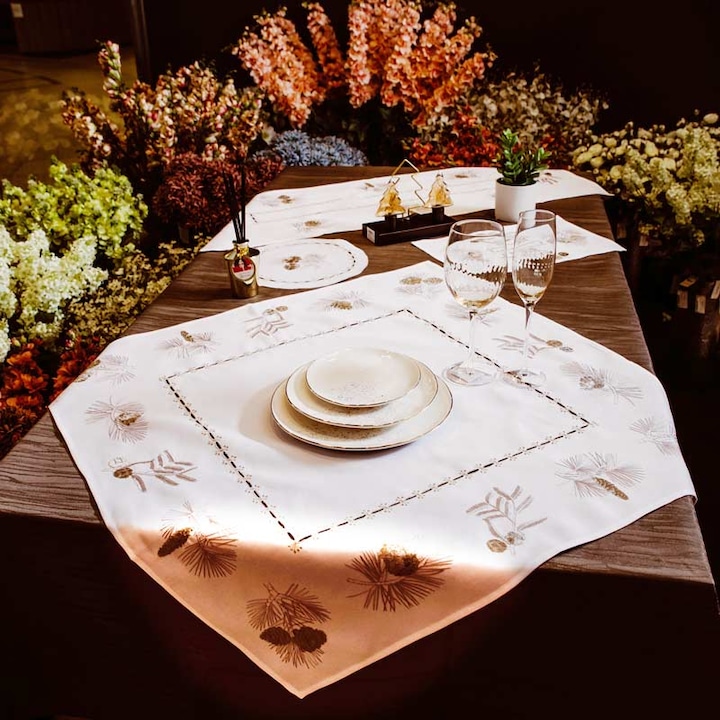 7Mall - Toboz mintákkal körbe díszített fehér karácsonyos asztalterítő / asztali futó 40×110 cm