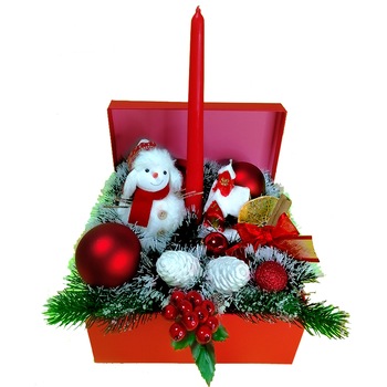 Aranjament Craciun ArtDeco cu Om de zapada, lumanare casuta, lumanare rosie, globulete, brad artificial si beteala Aranjament Craciun ArtDeco cu Om de zapada, lumanare casuta, lumanare rosie, globulete, brad artificial si beteala