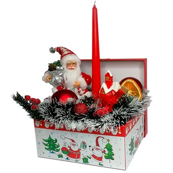 Aranjament Craciun ArtDeco cu Mos Craciun, lumanare casuta, lumanare rosie, globulete, brad artificial si beteala verde cu alb Aranjament Craciun ArtDeco cu Mos Craciun, lumanare casuta, lumanare rosie, globulete, brad artificial si beteala verde cu alb