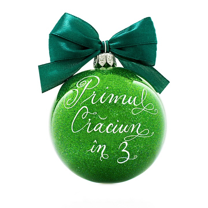 Glob personalizat caligrafiat cu mesajul Primul Craciun in 3, Mignon Calligraphy, sticla, verde, diametrul 10 cm