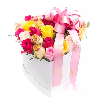 Cutie cu flori in forma de inima, 19 trandafiri, multicolor, 22x22cm Cutie cu flori in forma de inima, 19 trandafiri, multicolor, 22x22cm