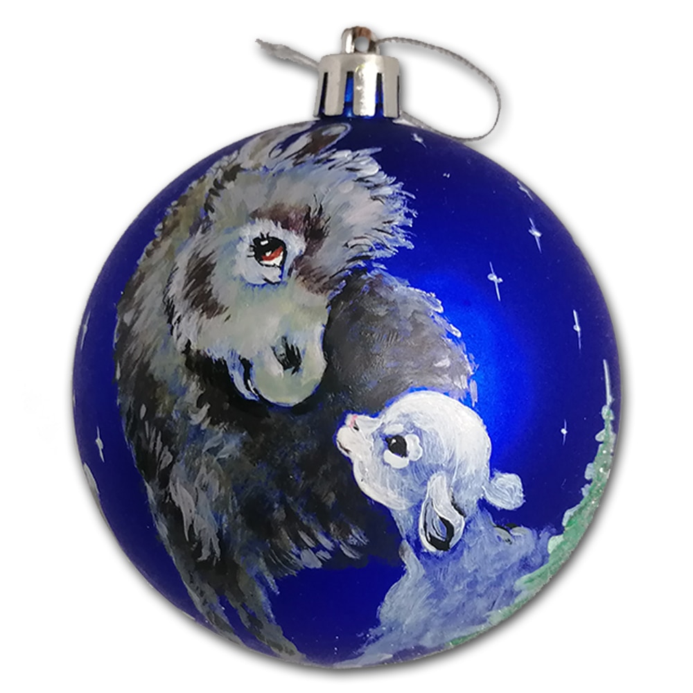 Globulet ArtDeco pentru bradul de Craciun, din plastic albastru cu Magarus si mielut, pictat manual in culori acrilice, diametrul de 8cm