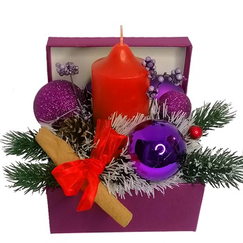 Aranjament Craciun ArtDeco Magic, cu lumanare rosie parfumata, globulete violet, baton de scortisoara, brad artificial si beteala Aranjament Craciun ArtDeco Magic, cu lumanare rosie parfumata, globulete violet, baton de scortisoara, brad artificial si beteala