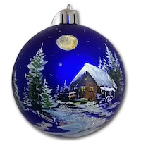 Globulet ArtDeco pentru bradul de Craciun, din plastic albastru cu Peisaj de iarna, pictat manual in culori acrilice, diametrul de 8cm