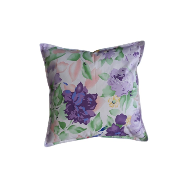 Perna traditionala din puf de gasca, decorativa, HTT, model 100% bumbac, culoare Alb/Flori, dimensiuni 40x40x20 cm, greutate 0,300 kg, forma patrata, cusatura dubla