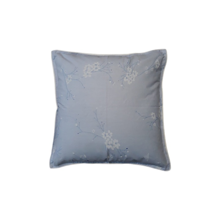 Perna traditionala din puf de gasca, decorativa, HTT, model 100% bumbac, culoare Bleu/Flori, dimensiuni 40x40x20 cm, greutate 0,300 kg, forma patrata, cusatura dubla
