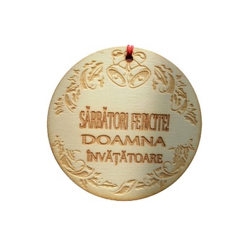 Glob de Craciun, din lemn, personalizat, Sarbatori fericite, Doamna invatatoare, 7x7 cm Glob de Craciun, din lemn, personalizat, Sarbatori fericite, Doamna invatatoare, 7x7 cm