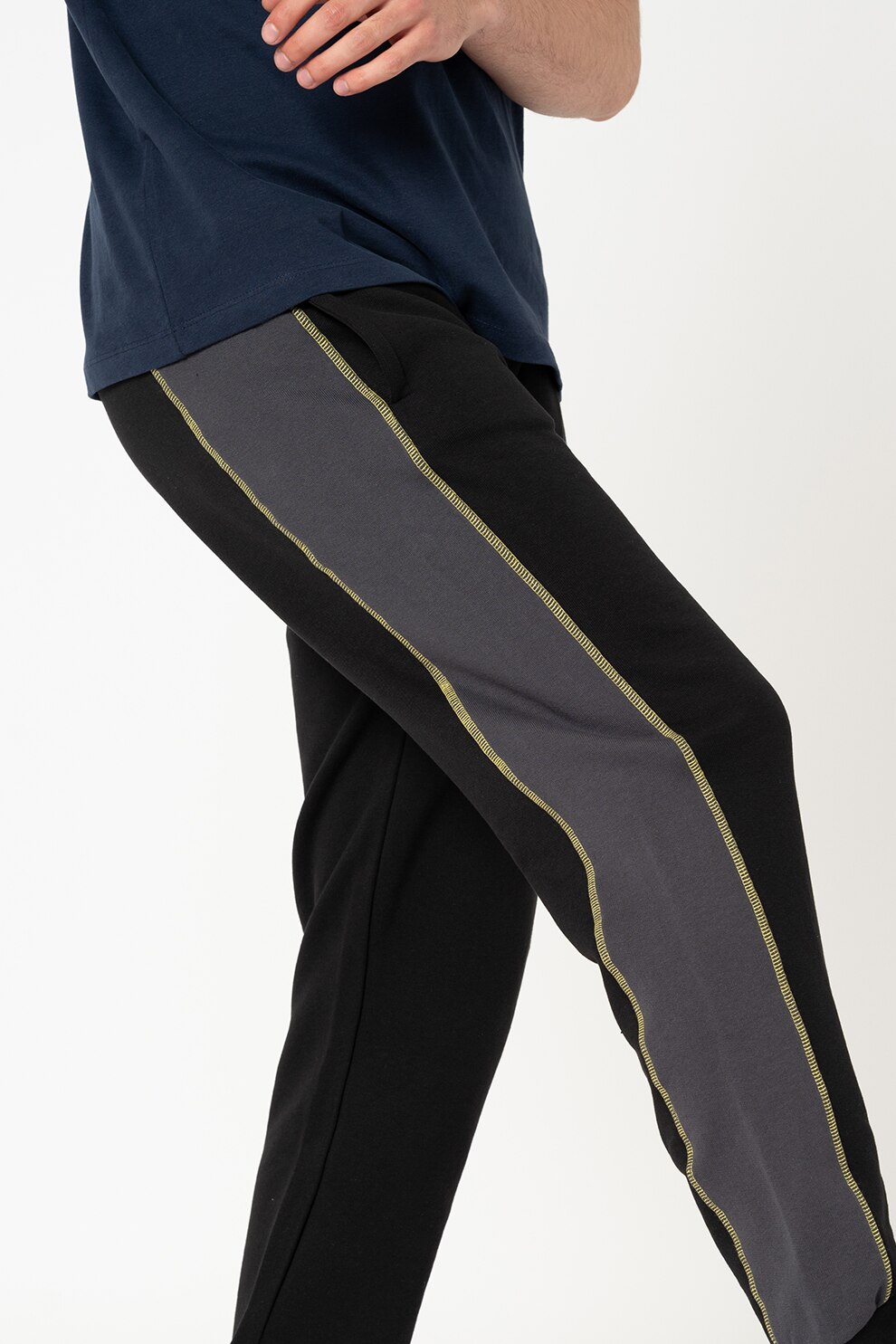 GUESS JEANS, Pantaloni sport conici cu parti laterale contrastante, Negru