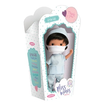 Papusa Llorens Miss Minis, editie de colectie dedicata medicilor care lupta impotriva virusului, Medical Heroes, asistent medical cu masca de protectie, corp din vinil, 26 cm, 3 ani+ Papusa Llorens Miss Minis, editie de colectie dedicata medicilor care lupta impotriva virusului, Medical Heroes, asistent medical cu masca de protectie, corp din vinil, 26 cm, 3 ani+