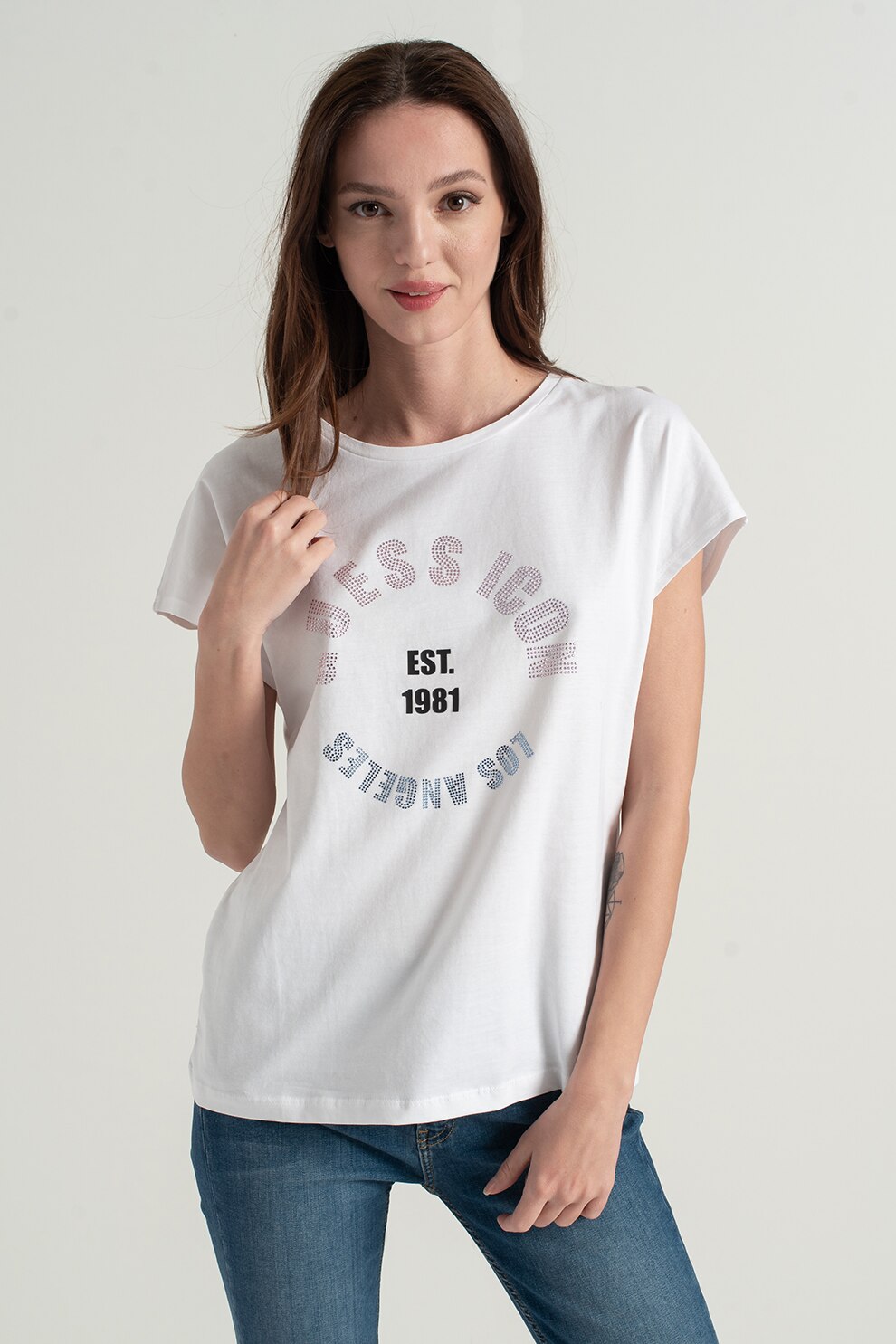 GUESS JEANS, Tricou cu decolteu la baza gatului si aplicatie logo din strasuri, Alb optic/Argintiu/Negru