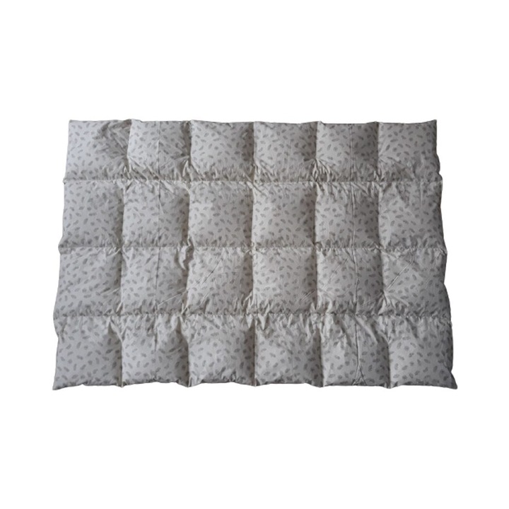 Pilota traditionala din puf de gasca, H T T, model 100% bumbac, culoare Crem cu model, dimensiuni 200x220x15cm, greutate 3800g, cusaturi in carouri