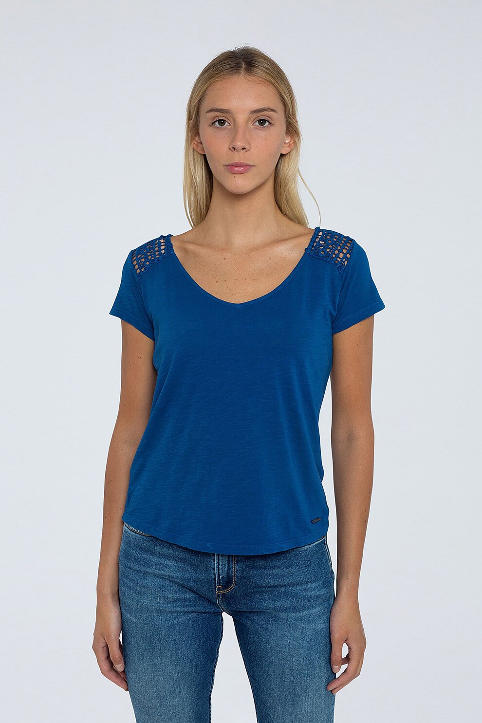 Pepe Jeans London, Tricou cu decolteu in V si segment cu perforatii, Albastru royal