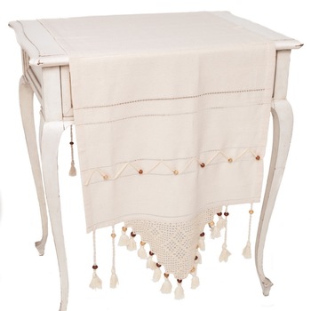 Fata de masa Valentini Bianco , confectionat din bumbac 100%, cu broderie inserata si cu ciucuri pe margine, CC006 90x90 cm Fata de masa Valentini Bianco , confectionat din bumbac 100%, cu broderie inserata si cu ciucuri pe margine, CC006 90x90 cm