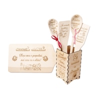 Set de bucatarie personalizat, 6 piese - Tocator, linguri si spatule in cutie suport din lemn "Nasa mea e gospodina", Lemn, Natur
