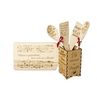 Set de bucatarie personalizat, 6 piese - Tocator, linguri si spatule in cutie suport din lemn "Sarbatori fericite - Nasica e gospodina", Lemn, Natur
