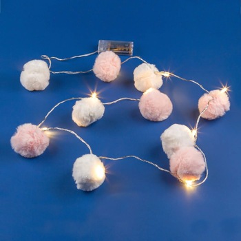 Instalatie luminite cu incarcare prin baterii, 10 led-uri imbracate in material Pom-Pom, Alb-Roz, 1.6 m Instalatie luminite cu incarcare prin baterii, 10 led-uri imbracate in material Pom-Pom, Alb-Roz, 1.6 m