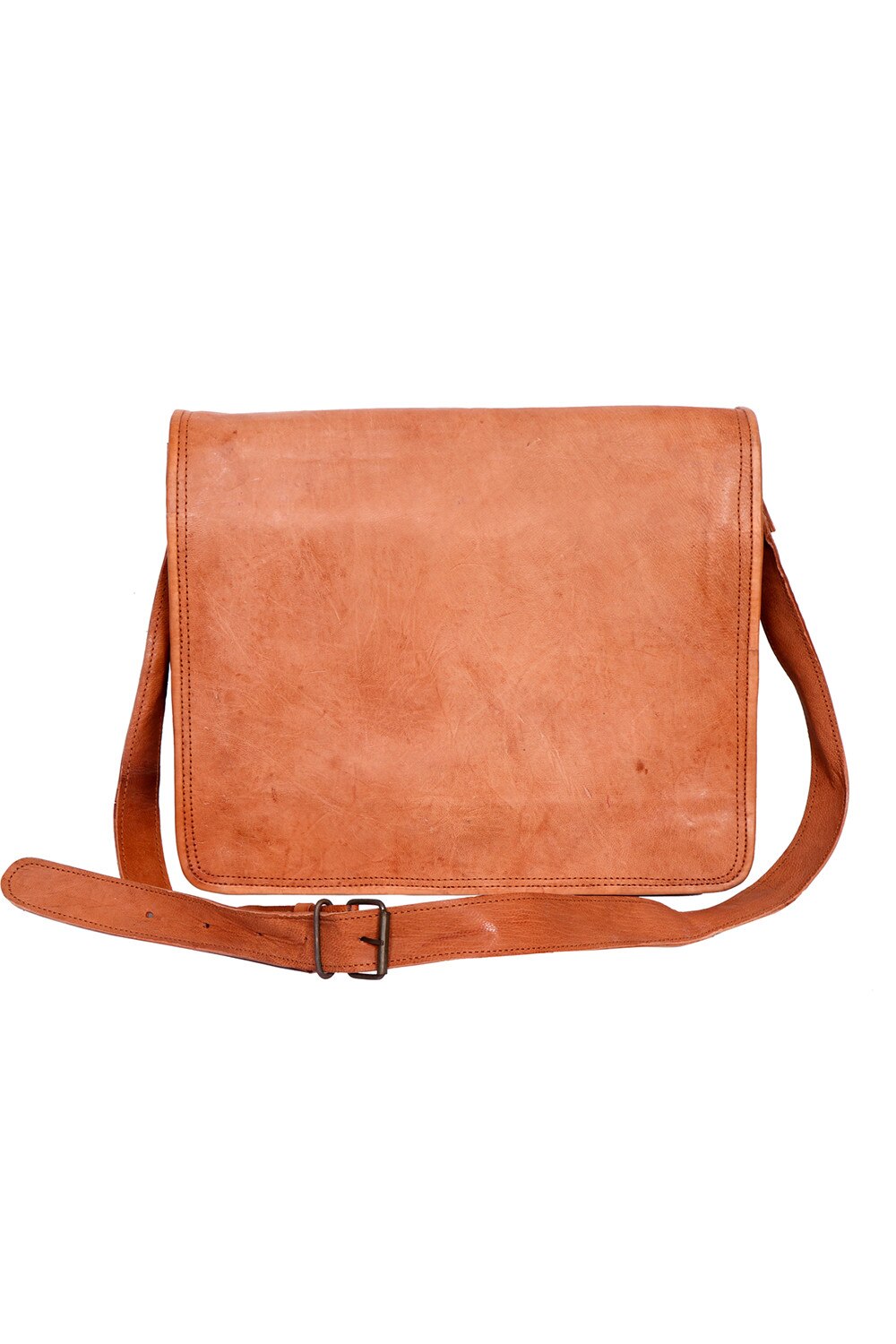 Geanta piele naturala, marime medie, culoare camel cu clapeta si bartea ajustabila