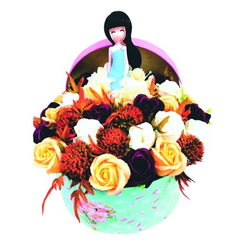 Aranjament floral din Trandafiri de sapun, Multicolor in cutie florala, cu figurina de rasina Aranjament floral din Trandafiri de sapun, Multicolor in cutie florala, cu figurina de rasina