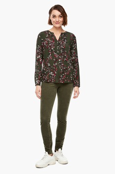 s.Oliver, Bluza cu model floral si fenta cu nasture, Verde militar/Rosu/Alb s.Oliver, Bluza cu model floral si fenta cu nasture, Verde militar/Rosu/Alb