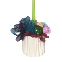 aranjament floral cu 3 trandafiri multicolori din sapun in vas alb cufarul cu flori multicolor cu muschi criogenat rosu si lumanare inalta cu conuri de brad globuri si funda mare bicolora cu sclipici 320x190mm imagen 5_0_
0