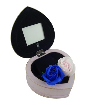 Cutie pentru bijuterii cu 2 trandafiri din sapun albastru, forma inimioara, 15 cm Cutie pentru bijuterii cu 2 trandafiri din sapun albastru, forma inimioara, 15 cm