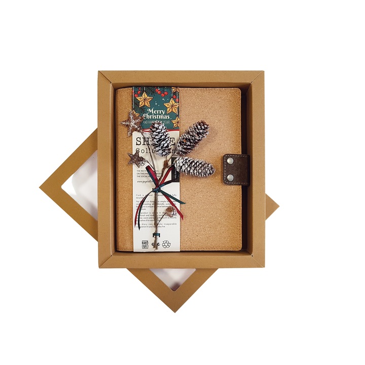 Set cu agenda cu coperta din pluta naturala si decoratiune de Craciun