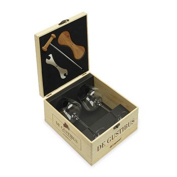 Set cadou pentru degustare vin Legnoart, Degustibus, 3 piese, 2 pahare din cristal sufalt, fara plumb, cutie de prezentare din lemn de stejar, stand cu suport din aluminiu, finisaj artizanal Set cadou pentru degustare vin Legnoart, Degustibus, 3 piese, 2 pahare din cristal sufalt, fara plumb, cutie de prezentare din lemn de stejar, stand cu suport din aluminiu, finisaj artizanal