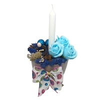 aranjament floral cu 3 trandafiri bleu din sapun si lumanare inalta in vas ceramic cufarul cu flori180x160x280 mm cu muschi criogenat albastru conuri de brad si de thuja globuri figurina din lemn fructe uscate si decorat cu funda mare cu sclipici imagen 7_0_
0