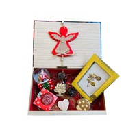 set cutie cu decoratiuni pentru casa rama foto vintage glob de sticla cu zapada artificiala doua suporturi pentru fotografii din pluta felicitare personalizata la cere decoratiune ingeras din lemn multicolor 28x20x8 cm imagen 30_0_
0