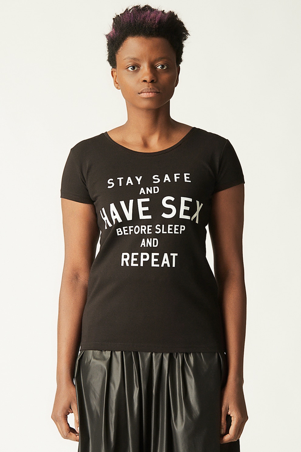 Antonia M, Tricou cu imprimeu text si decolteu la baza gatului, Negru/Alb