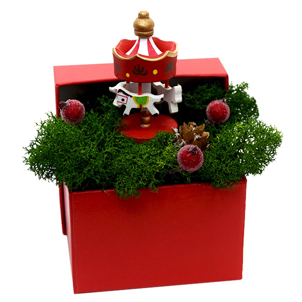 Aranjament Craciun ArtDeco cu decoratiune Carusel din lemn, licheni stabilizati, fructe artificiale rosii si con de brad natural