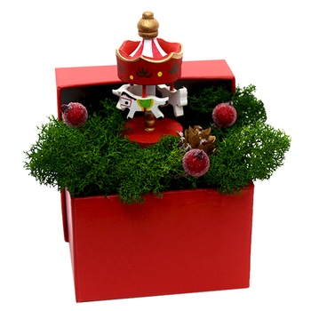 Aranjament Craciun ArtDeco cu decoratiune Carusel din lemn, licheni stabilizati, fructe artificiale rosii si con de brad natural Aranjament Craciun ArtDeco cu decoratiune Carusel din lemn, licheni stabilizati, fructe artificiale rosii si con de brad natural