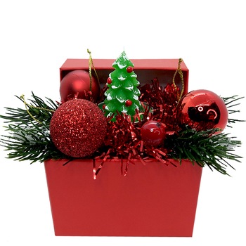 Aranjament Craciun ArtDeco Mini, cu lumanare bradut verde, globulete rosii, beteala si brad artificial Aranjament Craciun ArtDeco Mini, cu lumanare bradut verde, globulete rosii, beteala si brad artificial
