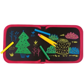 Tabla portabila Imaginarium Doodle Book pentru desenat, in forma de carte cu 8 pagini si 4 crete colorate Tabla portabila Imaginarium Doodle Book pentru desenat, in forma de carte cu 8 pagini si 4 crete colorate