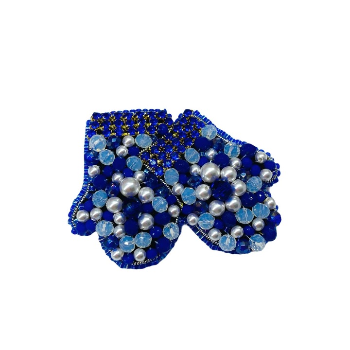 Brosa Manusele lucrata manual cu perle albe si cristale de sticla albastre, Madamme Bijoux