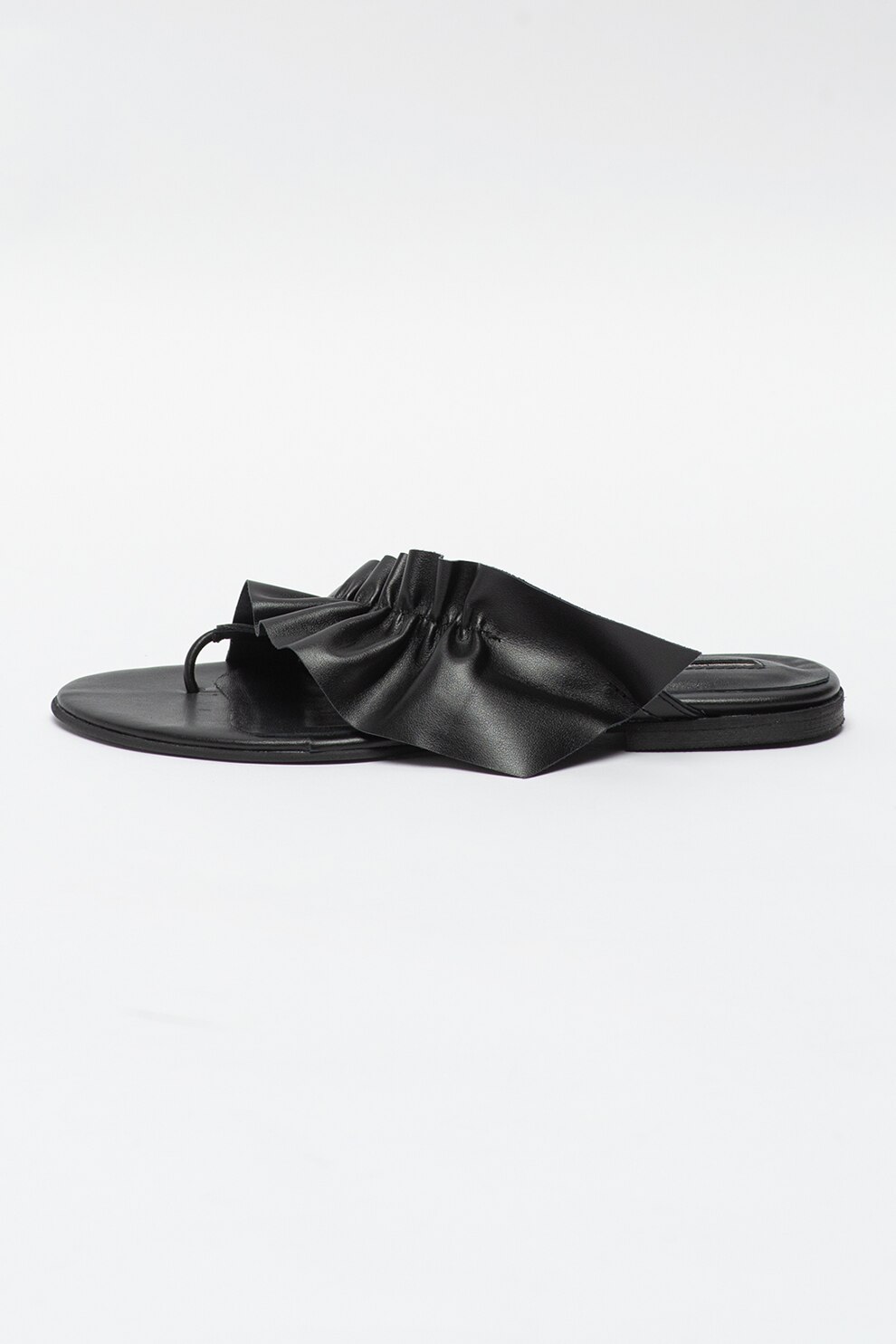 Mihaela Glavan, Papuci flip-flop din piele cu model nestructurat