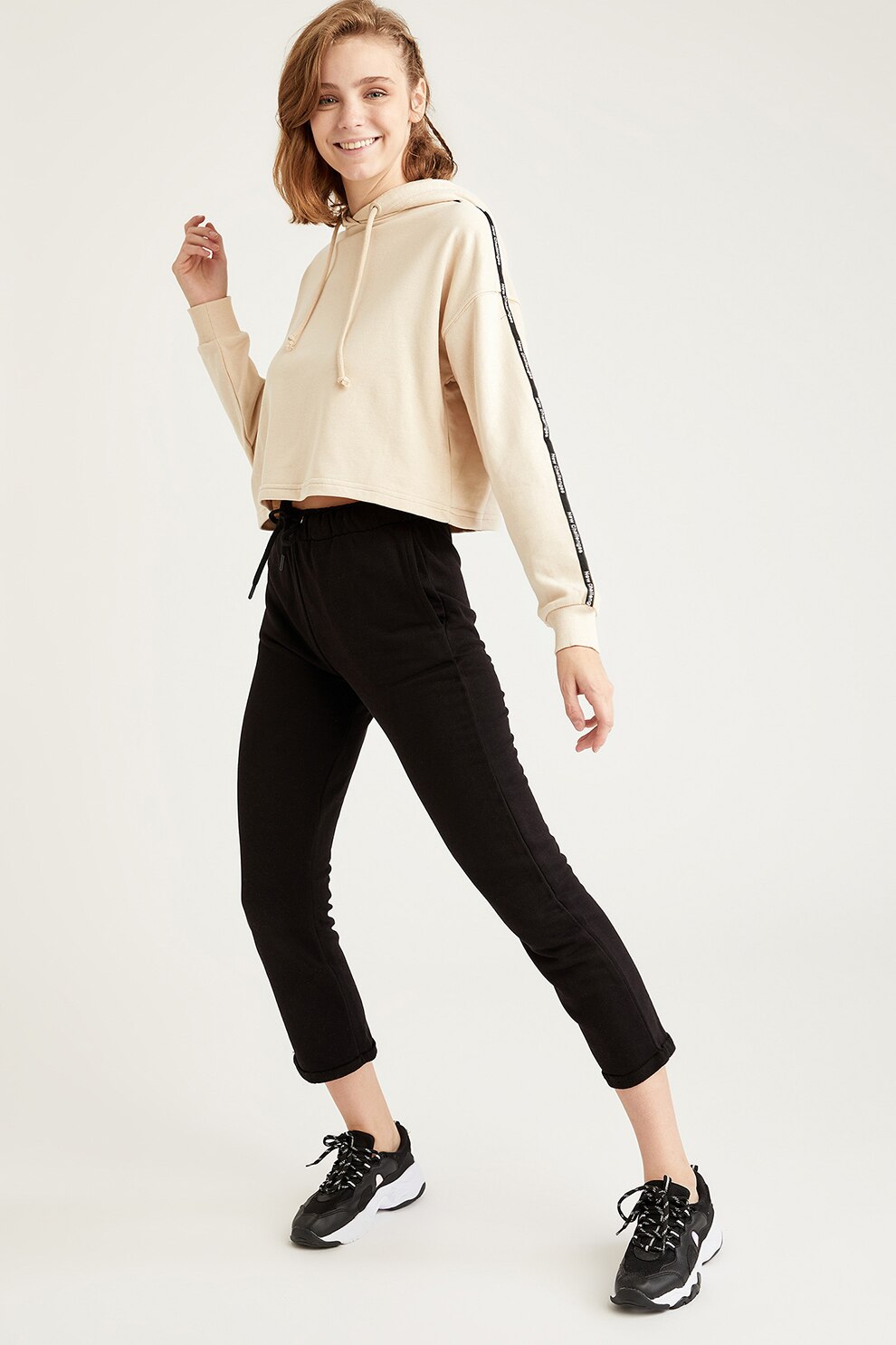 DeFacto, Hanorac crop cu benzi text contrastante pe maneci, Bej/Negru/Alb