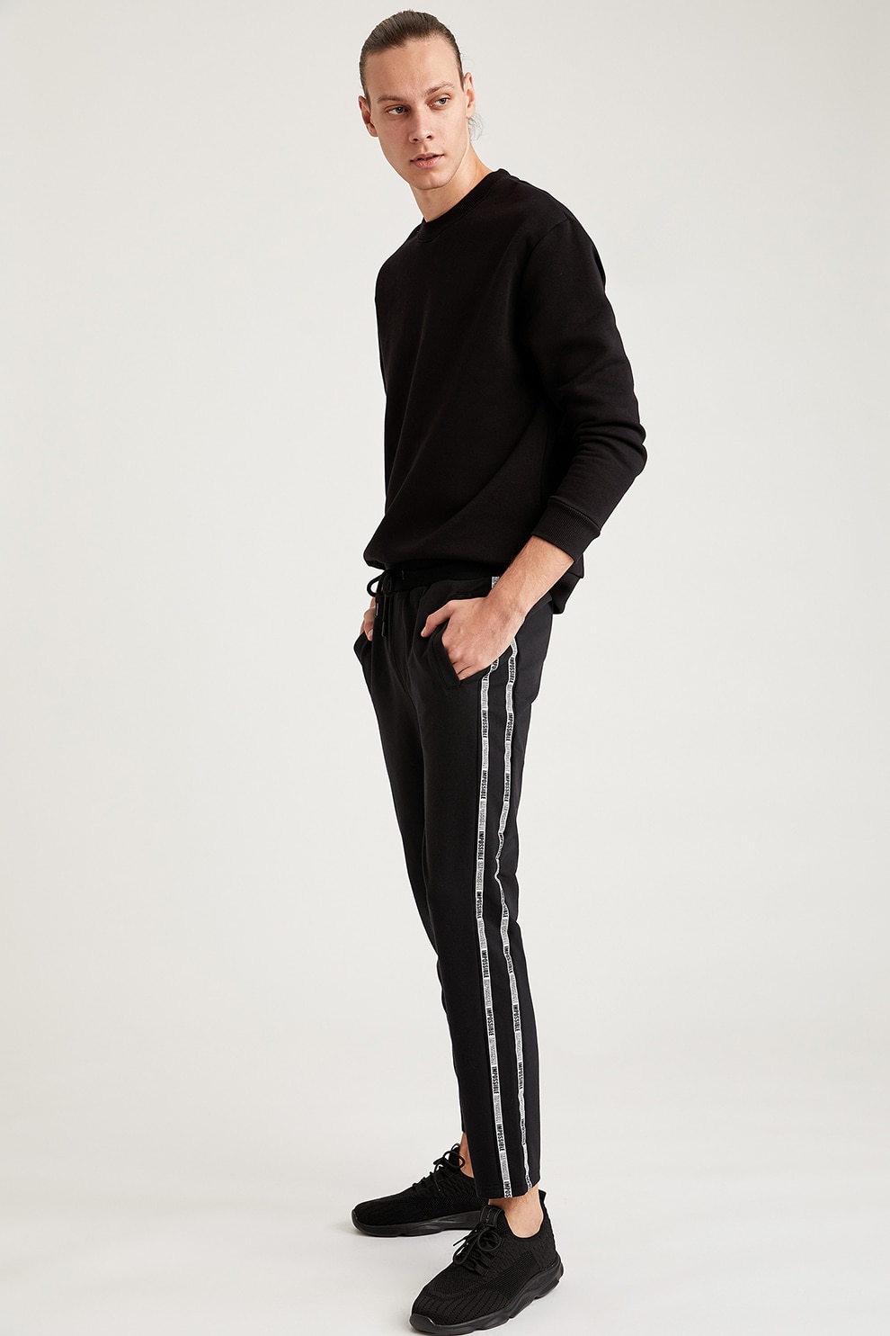 DeFacto, Pantaloni sport cu snur si benzi laterale cu text, Negru/Alb