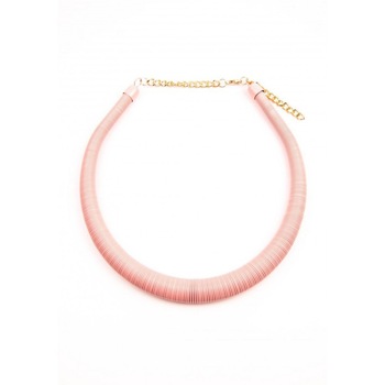 Colier bej la baza gatului Colier bej la baza gatului