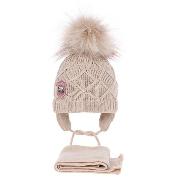 Set doua piese, caciula-fular fetite, culoare crem, marime 42-44 cm Set doua piese, caciula-fular fetite, culoare crem, marime 42-44 cm