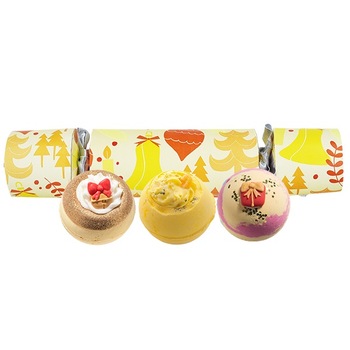 Set cadou Baby Its Gold Outside Cracker, Bomb Cosmetics Set cadou Baby Its Gold Outside Cracker, Bomb Cosmetics