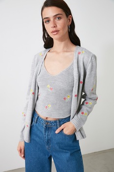 trendyol set de cardigan fara inchidere si top cu flori brodate gri melange imagen 13_0_
0