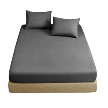 Set lenjerie 3 piese, format din cearceaf de pat cu elastic + 2 fete perne Metru Patrat,de culoare gri, pentru saltea de 160/200 Set lenjerie 3 piese, format din cearceaf de pat cu elastic + 2 fete perne Metru Patrat,de culoare gri, pentru saltea de 160/200