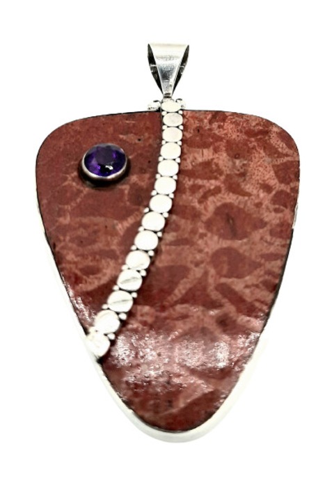 Pandativ mare Argint 925 cu piatra de coral natural intr-o montura de triunghi ovalizat