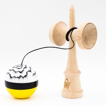 Joc de indemanare Kendama SWEETS X LUZUMAKI HALF SPLIT galben Joc de indemanare Kendama SWEETS X LUZUMAKI HALF SPLIT galben