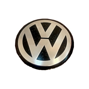 Sticker capac roata VW Volkswagen, 56 mm, argintiu/negru Sticker capac roata VW Volkswagen, 56 mm, argintiu/negru